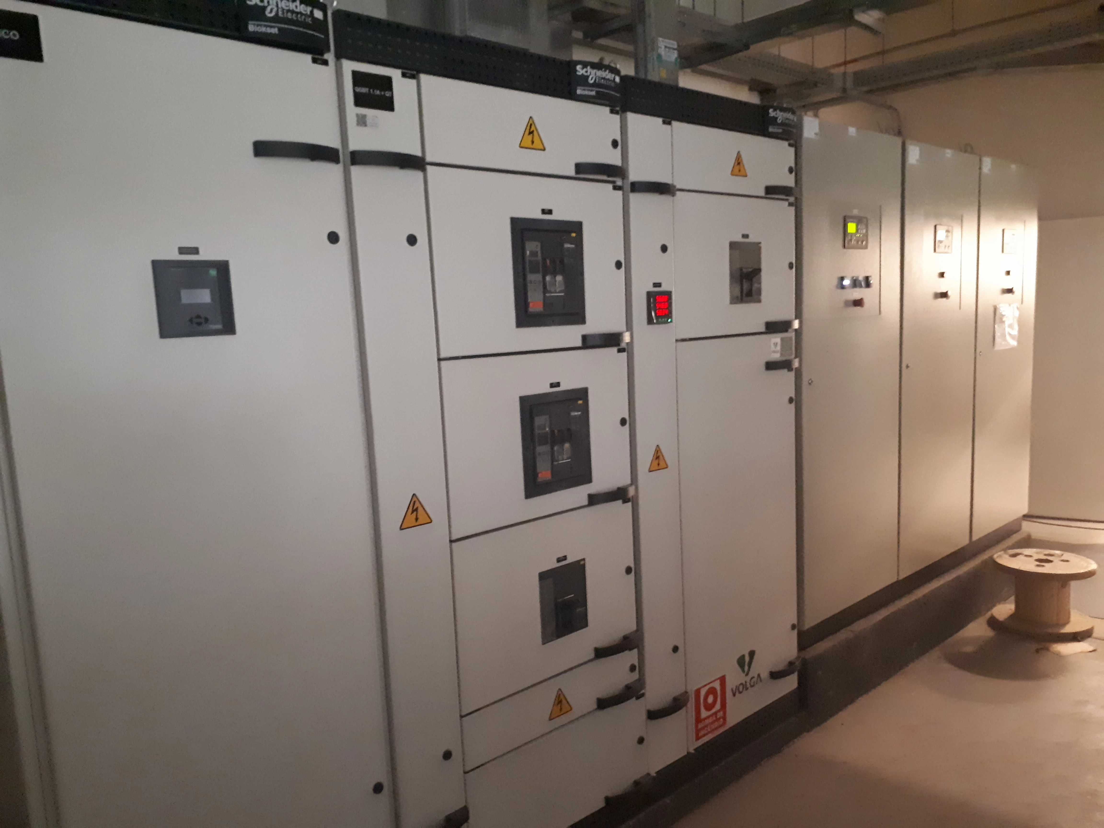 Sala técnica com equipamentos de subestação e painéis elétricos.